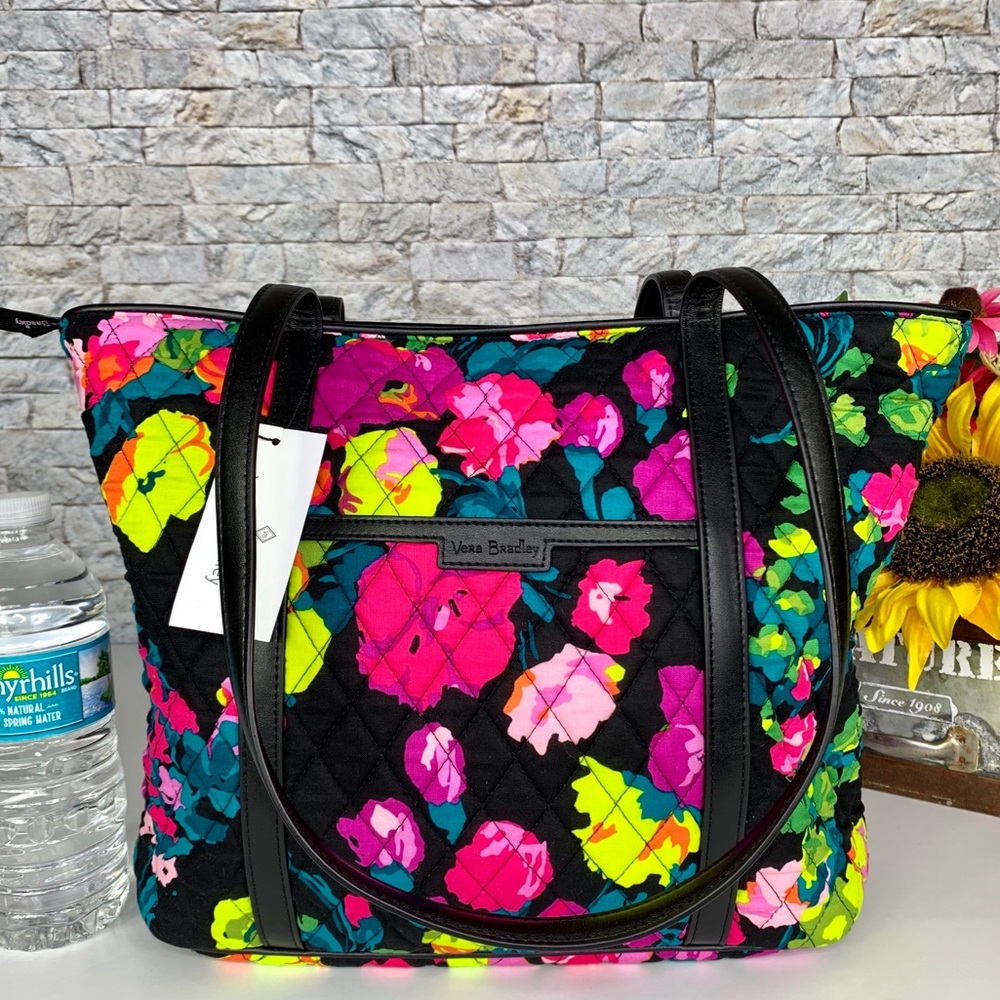 SOLD 🆕 Vera Bradley Small Trimmed Vera Tote Bag